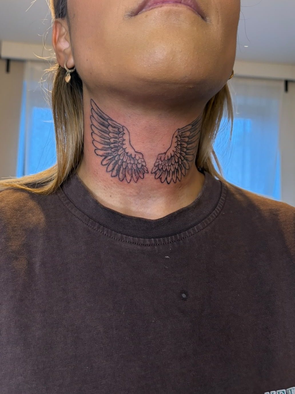 Fine line tatoeage: vleugels, nek